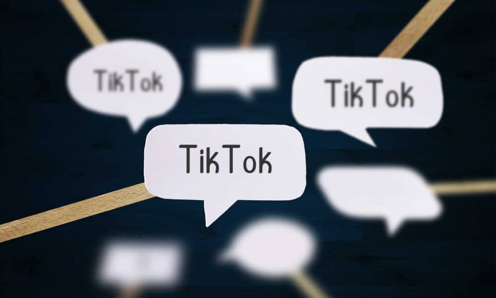 7 speech bubbles that read TikTok on a blue and gold striped background.